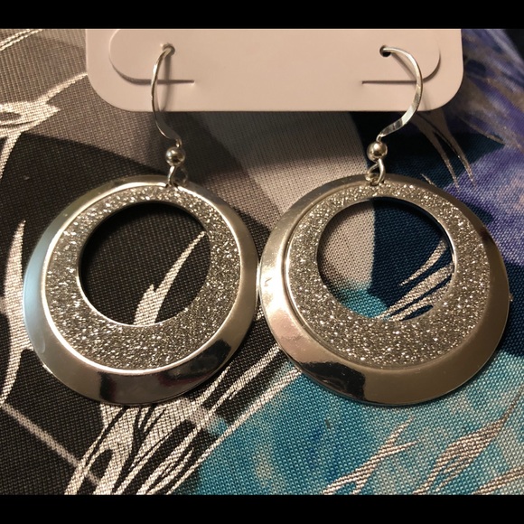 Silver tone Circle ⭕️ Drop Earrings - Picture 4 of 6